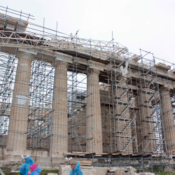 Parthenon_scaffolding_2010_2